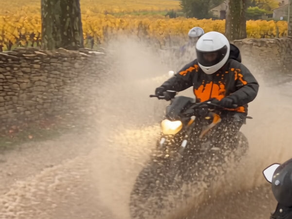 Motard SPLASHRIDE sous la pluie