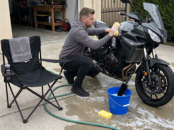 Motard SPLASHRIDE sous la pluie