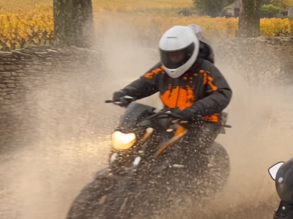 Motard SPLASHRIDE sous la pluie