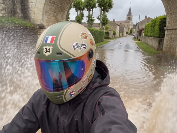 Motard SPLASHRIDE sous la pluie