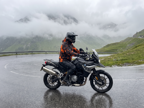 SPLASHRIDE Biker im Regen