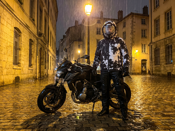 SPLASHRIDE Biker im Regen