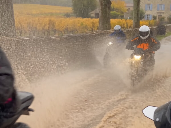 Motard SPLASHRIDE sous la pluie