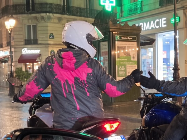 Motard SPLASHRIDE sous la pluie
