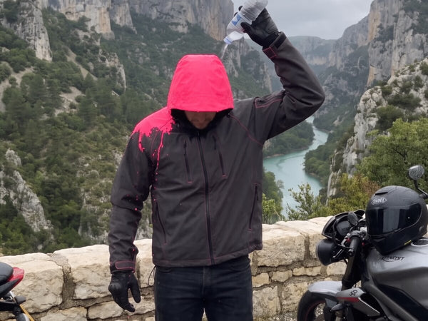 Motard SPLASHRIDE sous la pluie