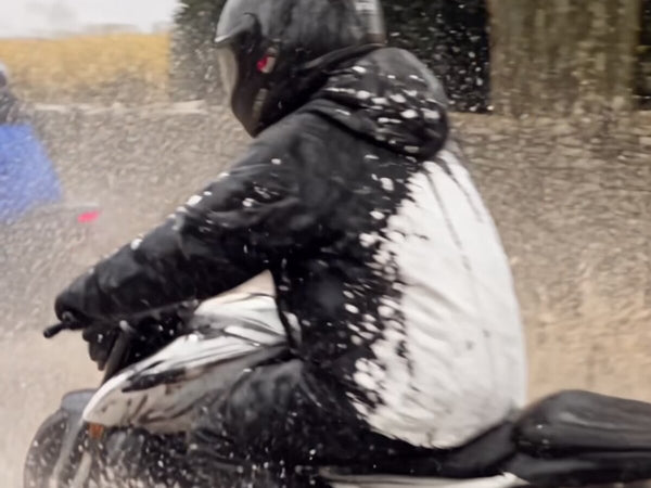 Motard SPLASHRIDE sous la pluie