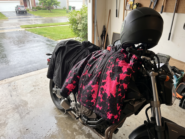 SPLASHRIDE Biker im Regen