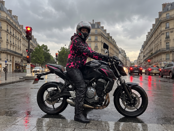 SPLASHRIDE Biker im Regen