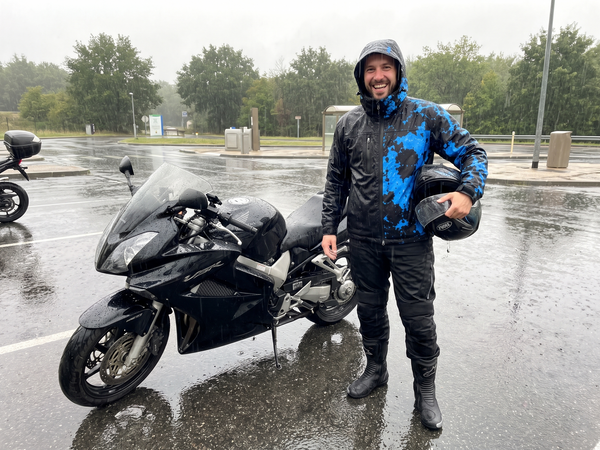 SPLASHRIDE Biker im Regen