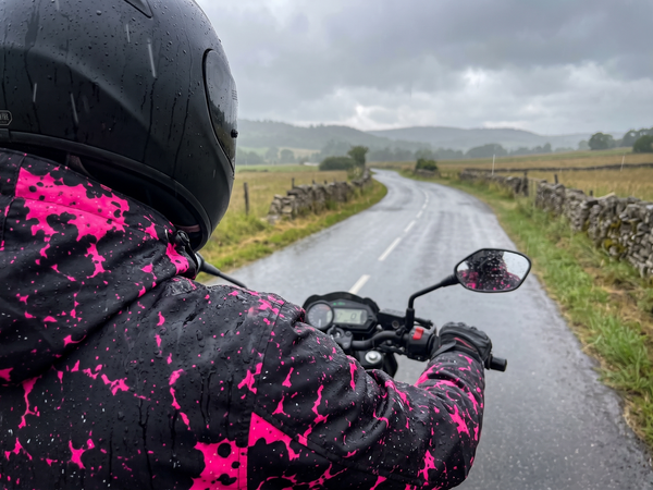 SPLASHRIDE Biker im Regen