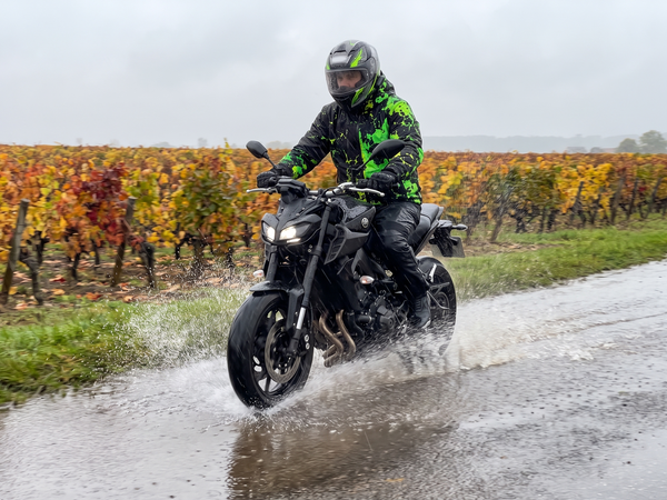 SPLASHRIDE Biker im Regen
